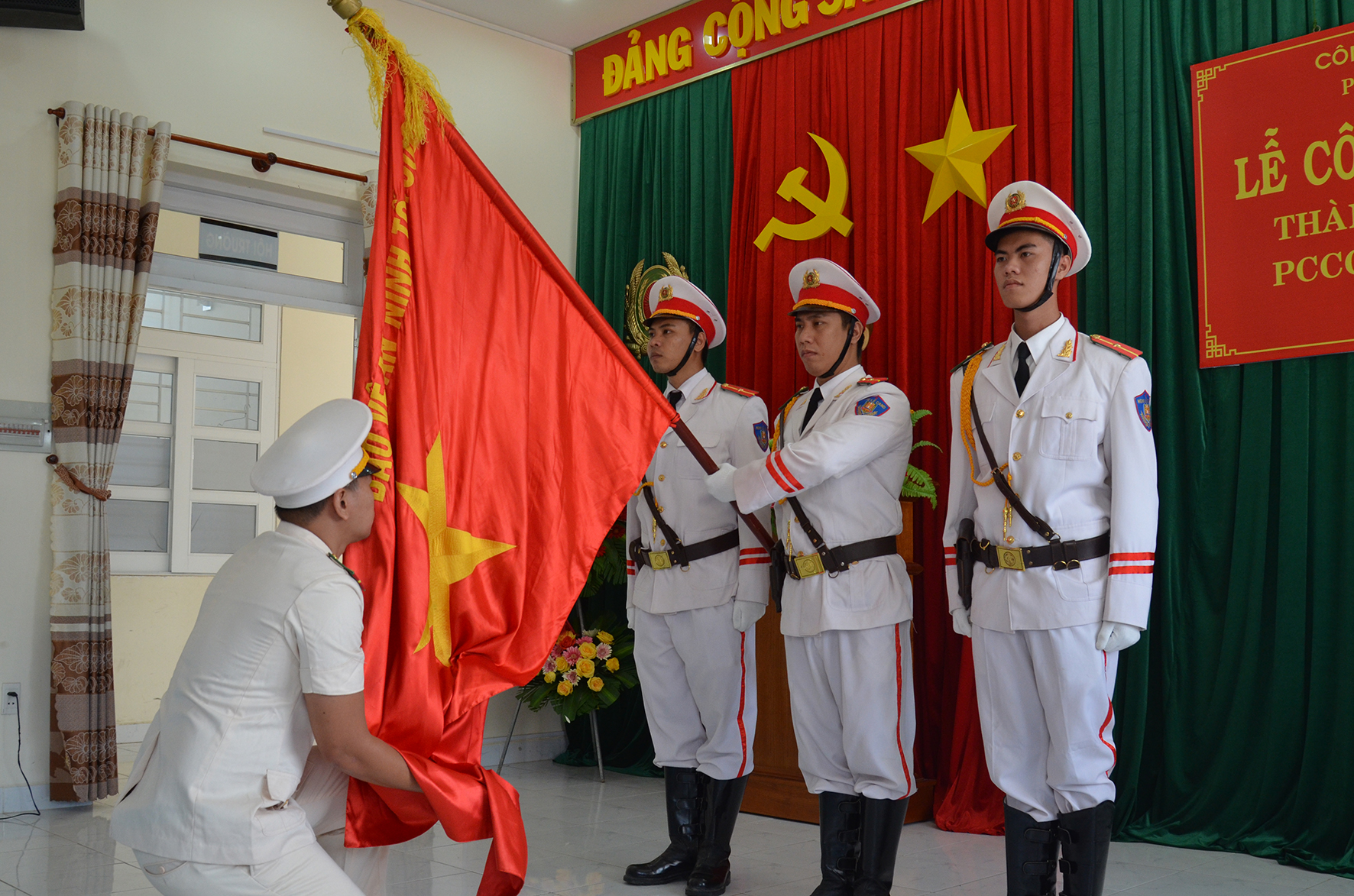 Thực hiện nghi thức tuyên thệ trước cờ Tổ quốc tại lễ công bố quyết định.