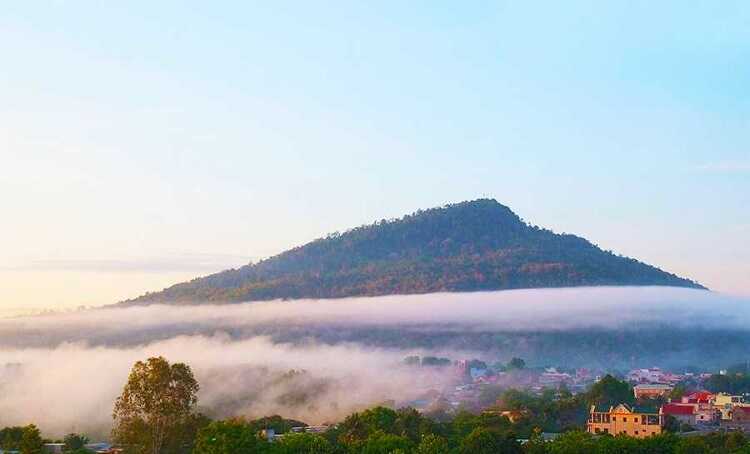 Núi Bà Rá nằm giữa vùng núi đá nhấp nhô, thuộc phường Sơn Giang,  thị xã Phước Long, tỉnh Bình Phước.