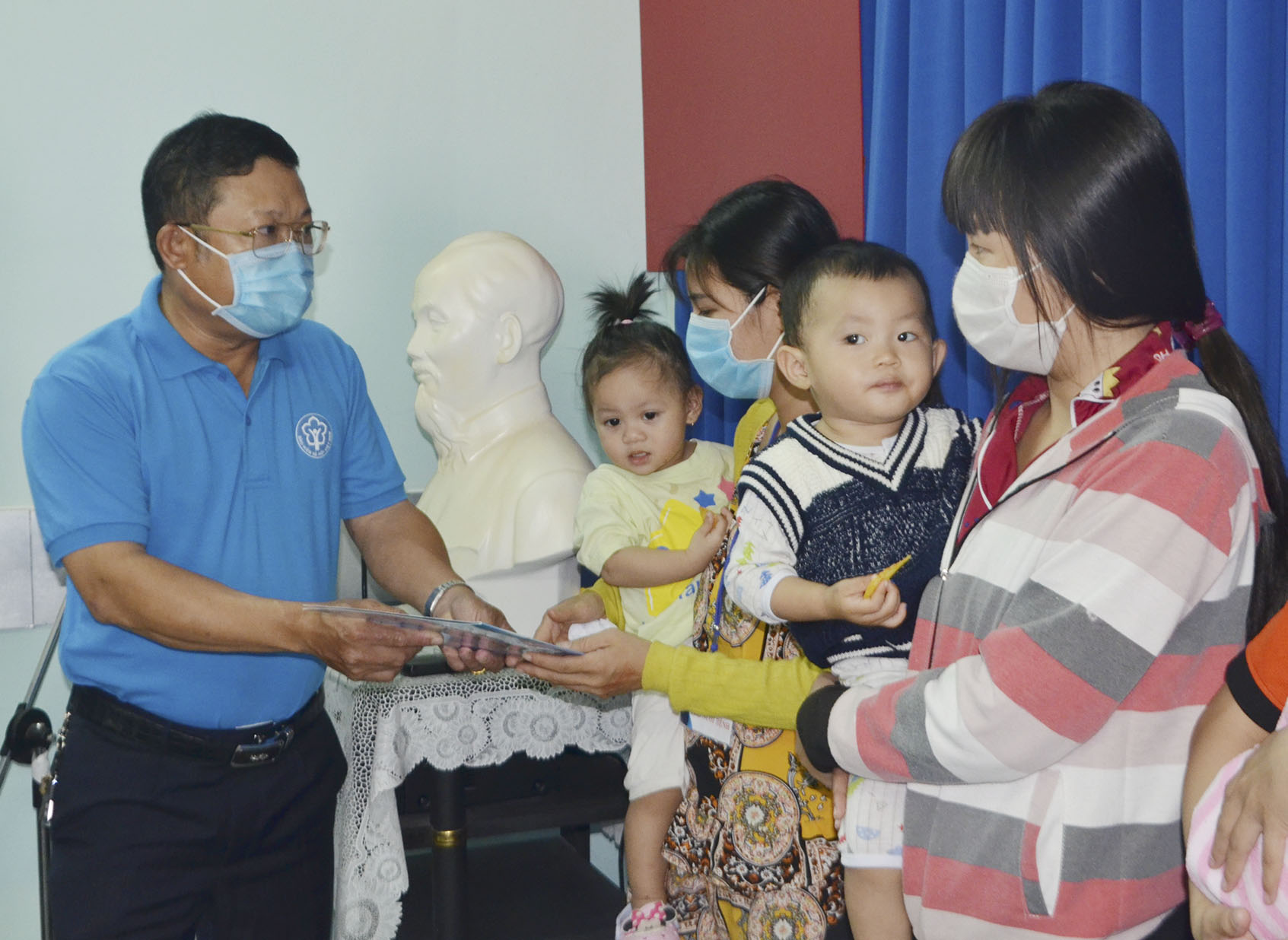 Ông Đặng Hồng Tuấn, Phó Giám đốc BHXH tỉnh tặng quà các bệnh nhi đang điều trị tại Bệnh viện Lê Lợi.
