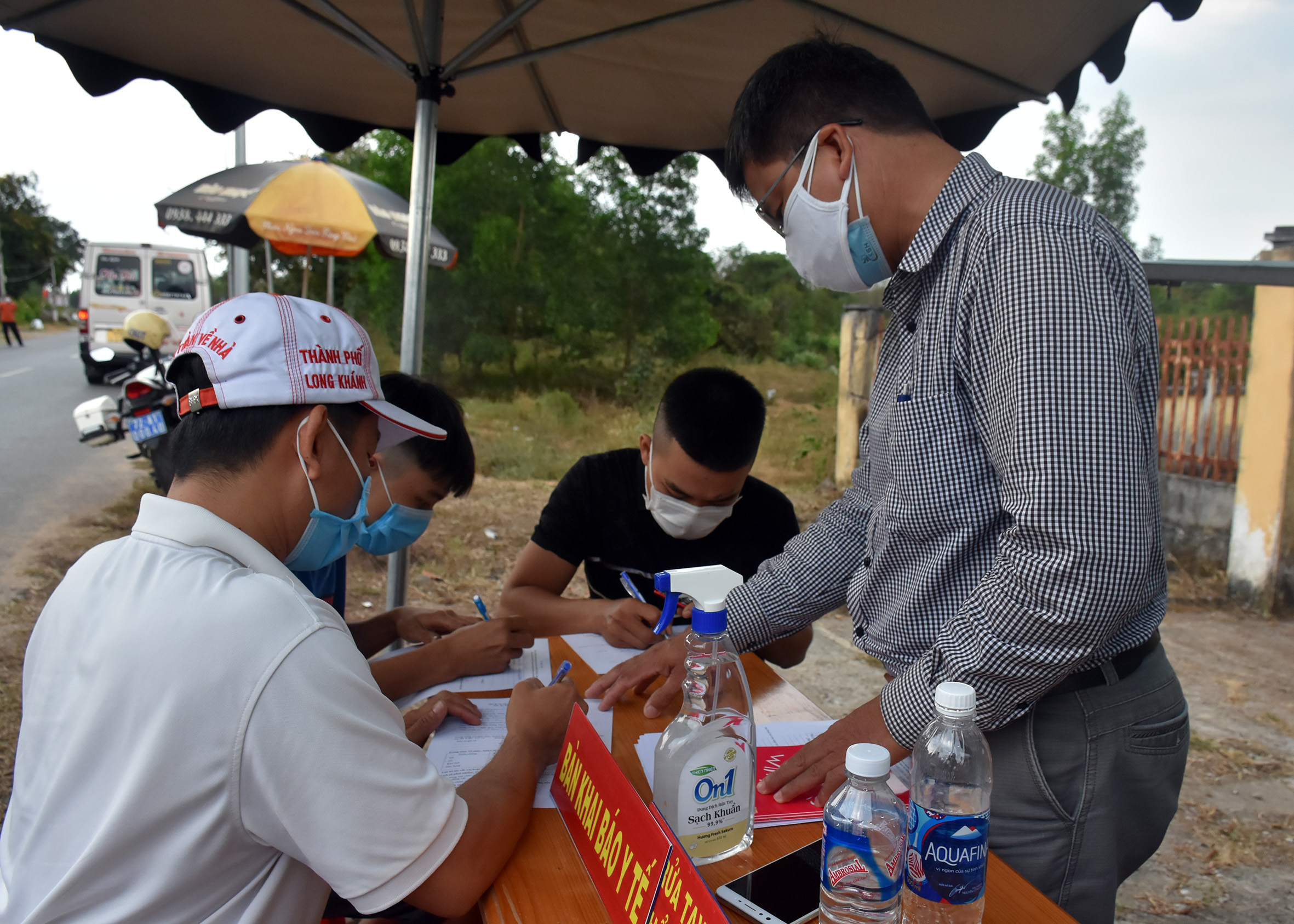 Người dân khai báo y tế tại chốt kiểm tra liên ngành kiểm soát về khai báo y tế và giao thông vận tải tại QL55 (giáp ranh huyện Xuyên Mộc và huyện Hàm Tân, tỉnh Bình Thuận).