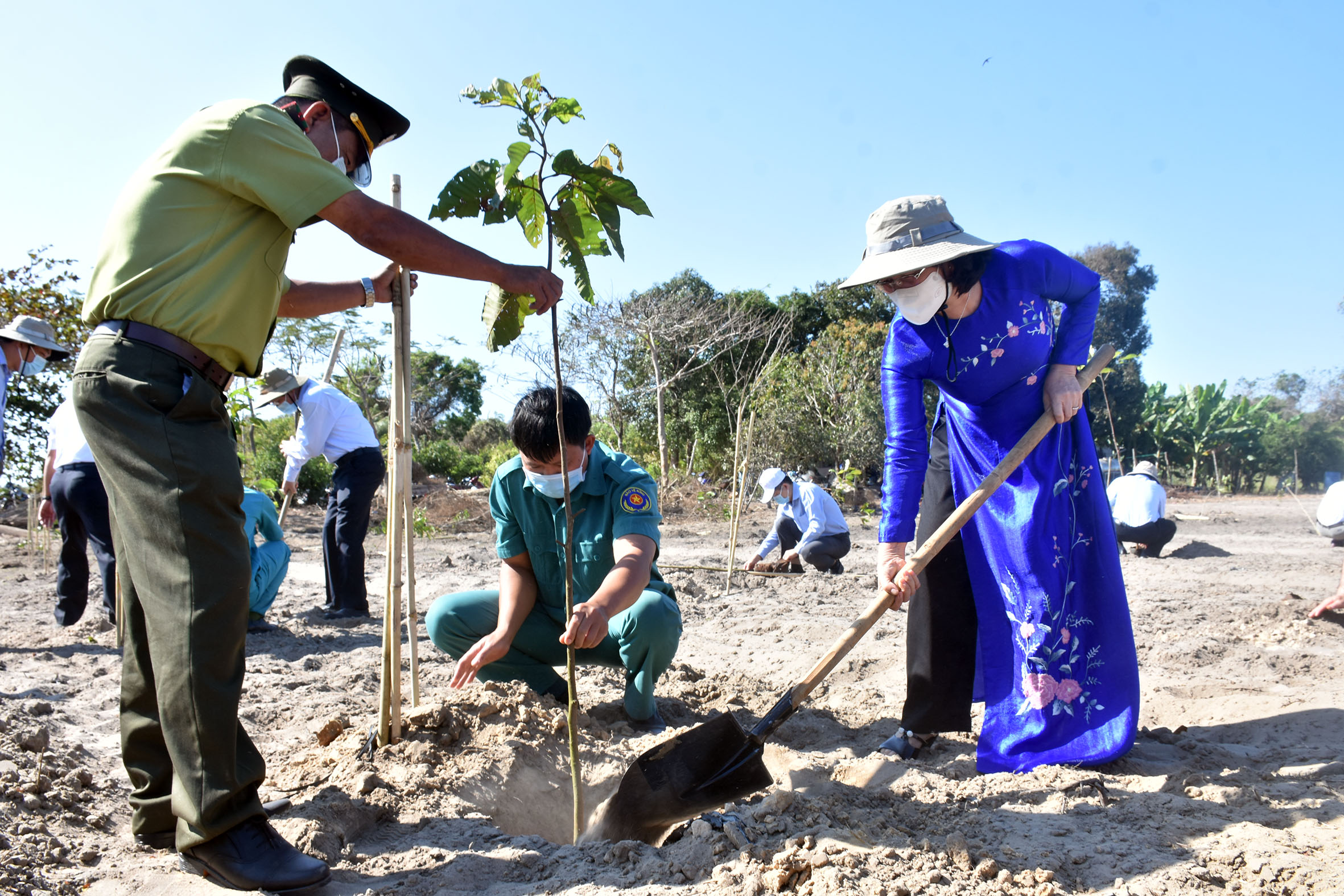 Bà Nguyễn Thị Yến, Phó Bí thư Thường trực Tỉnh ủy, Trưởng Đoàn ĐBQH tỉnh cùng các đại biểu tham gia trồng cây.