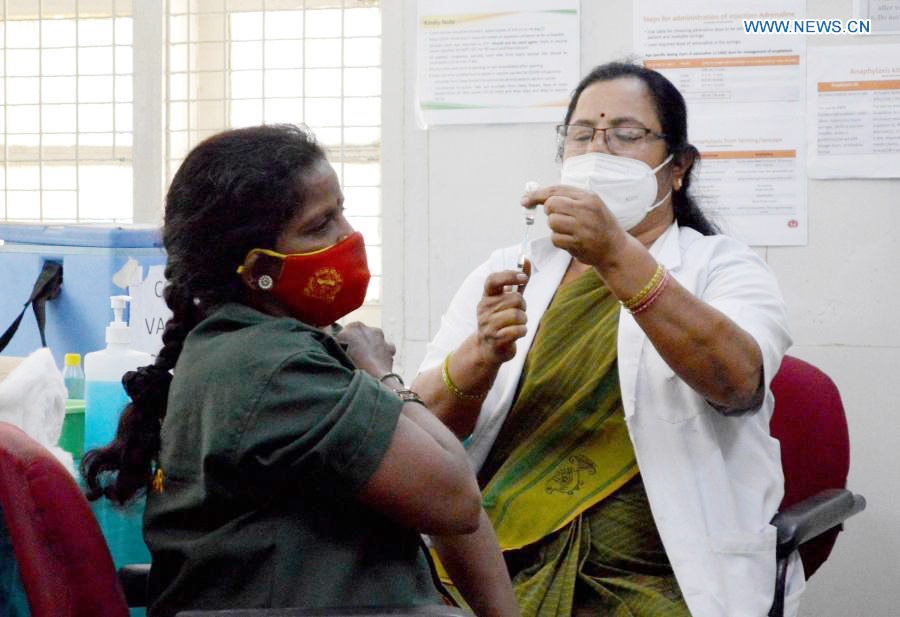 Nhân viên y tế tiêm vắc xin phòng COVID-19 cho người dân tại Bangalore, Ấn Độ.