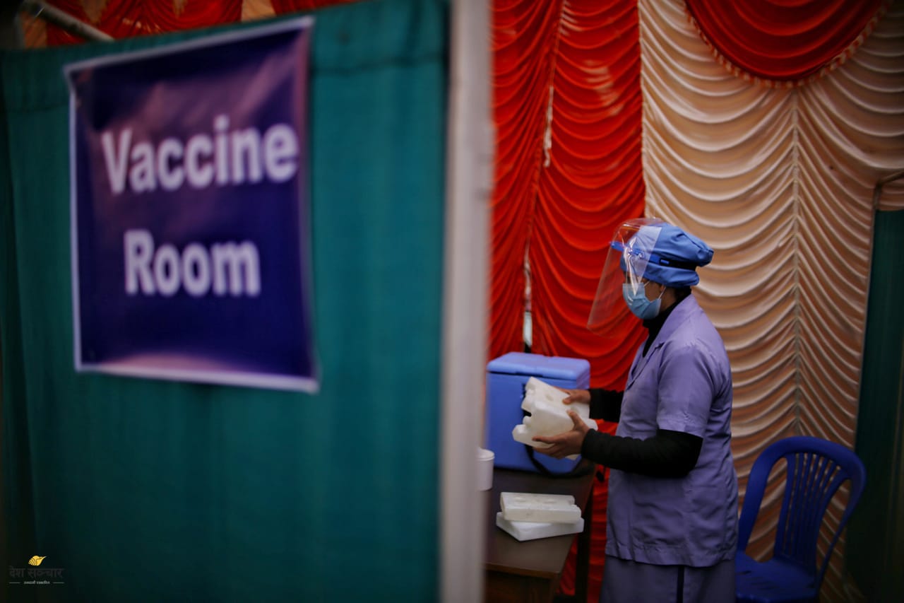 Nhân viên y tế làm việc tại phòng tiêm vắc xin phòng COVID-19 ở Kathmandu, Nepal.