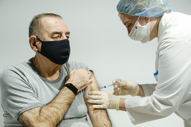 Nhân viên y tế tiêm vắc xin phòng COVID-19  cho người dân tại Moscow (Nga), ngày 22/1/2021. 