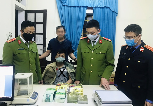 Đối tượng Bùi Tiến Vân (X) cùng số tang vật tại cơ quan Công an.