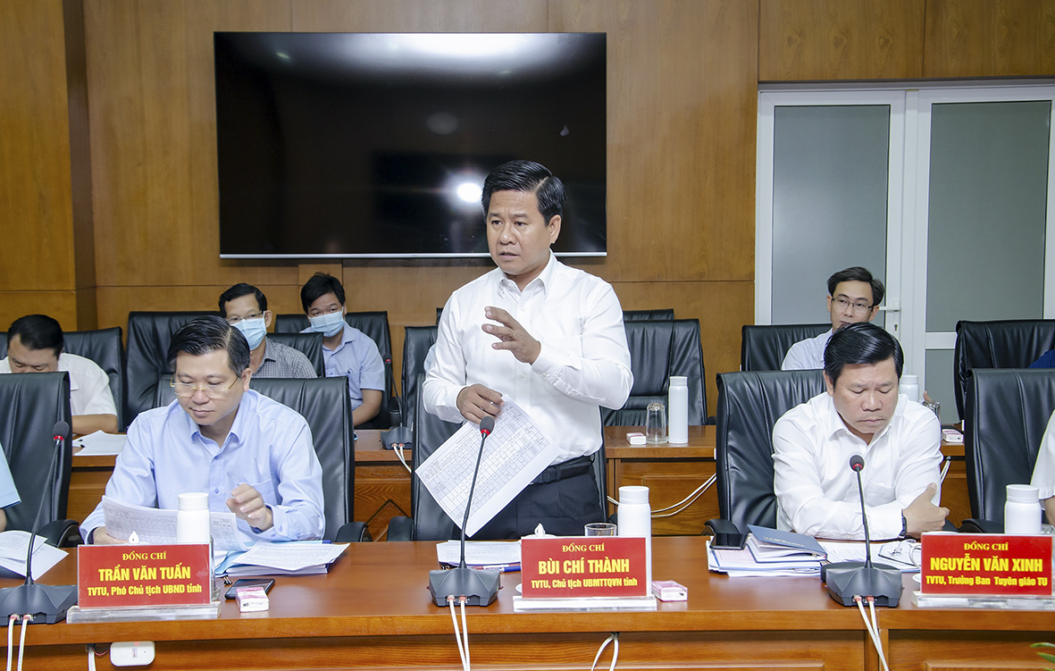Ông Bùi Chí Thành, Ủy viên Ban Thường vụ Tỉnh ủy, Chủ tịch UBMTTQ Việt Nam tỉnh phát biểu thảo luận về việc đánh giá, phân loại tổ chức Đảng và đảng viên tại Hội nghị.