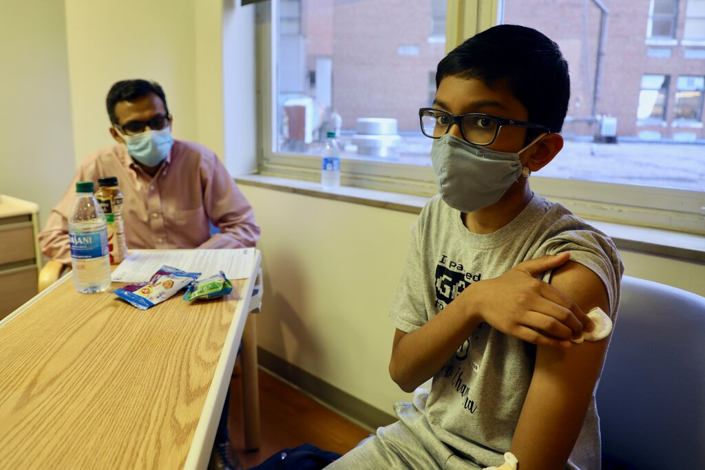 Tình nguyện viên Abhinav, 12 tuổi, tham gia chương trình thử nghiệm vaccine COVID của Pfizer cho trẻ em tại Bệnh viện Nhi Cincinnati.