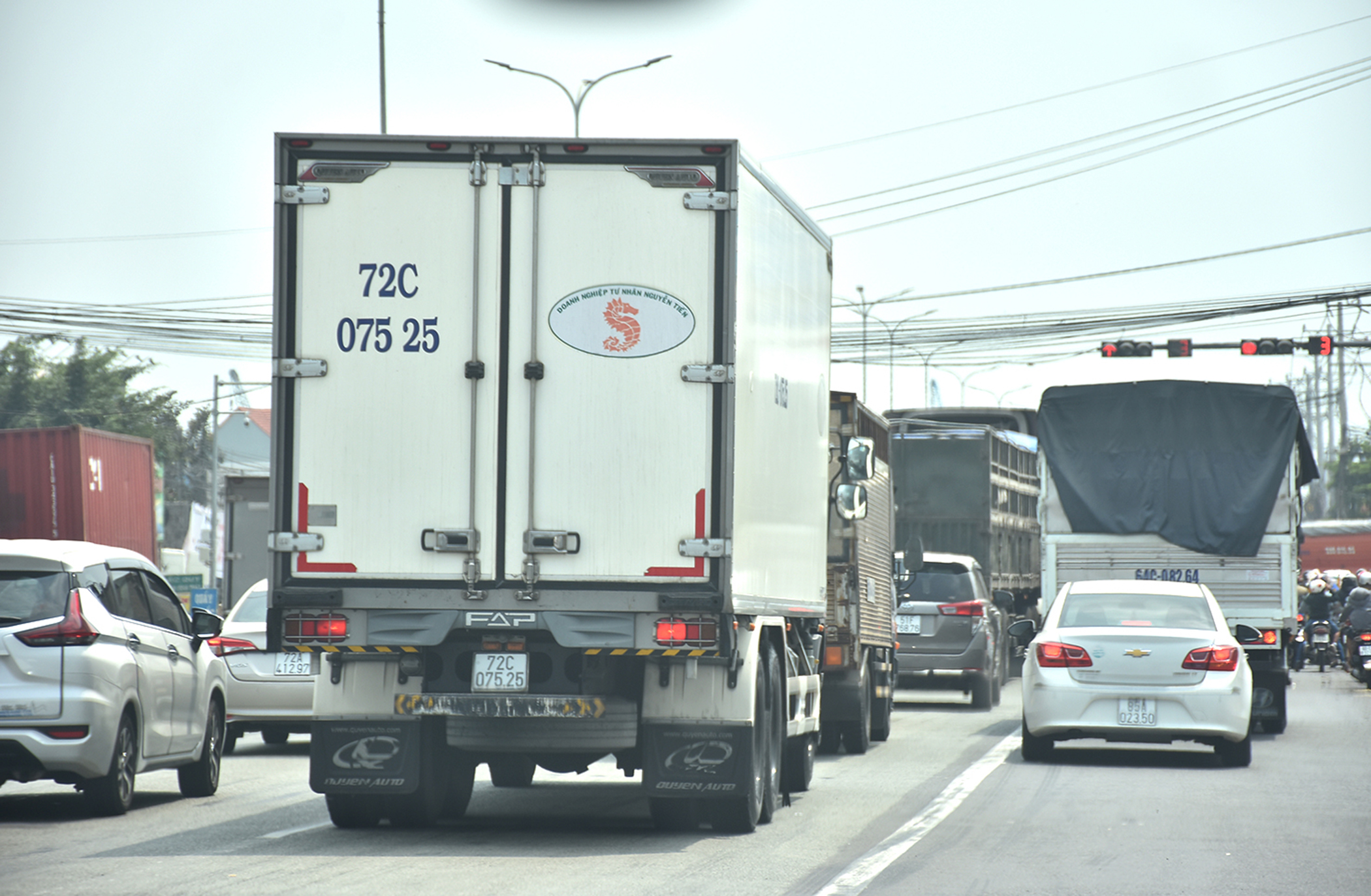 Sớm triển khai thực hiện tuyến cao tốc Biên Hòa – Vũng Tàu sẽ giảm tải cho Quốc lộ 51 hiện đang quá tải. Trong ảnh: Quốc lộ 51 hiện đang quá tải, mật độ lưu thông của phương tiện khá cao.
