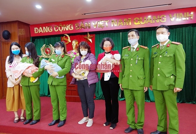 Cục cảnh sát hình sự bàn giao các cháu bé cho 