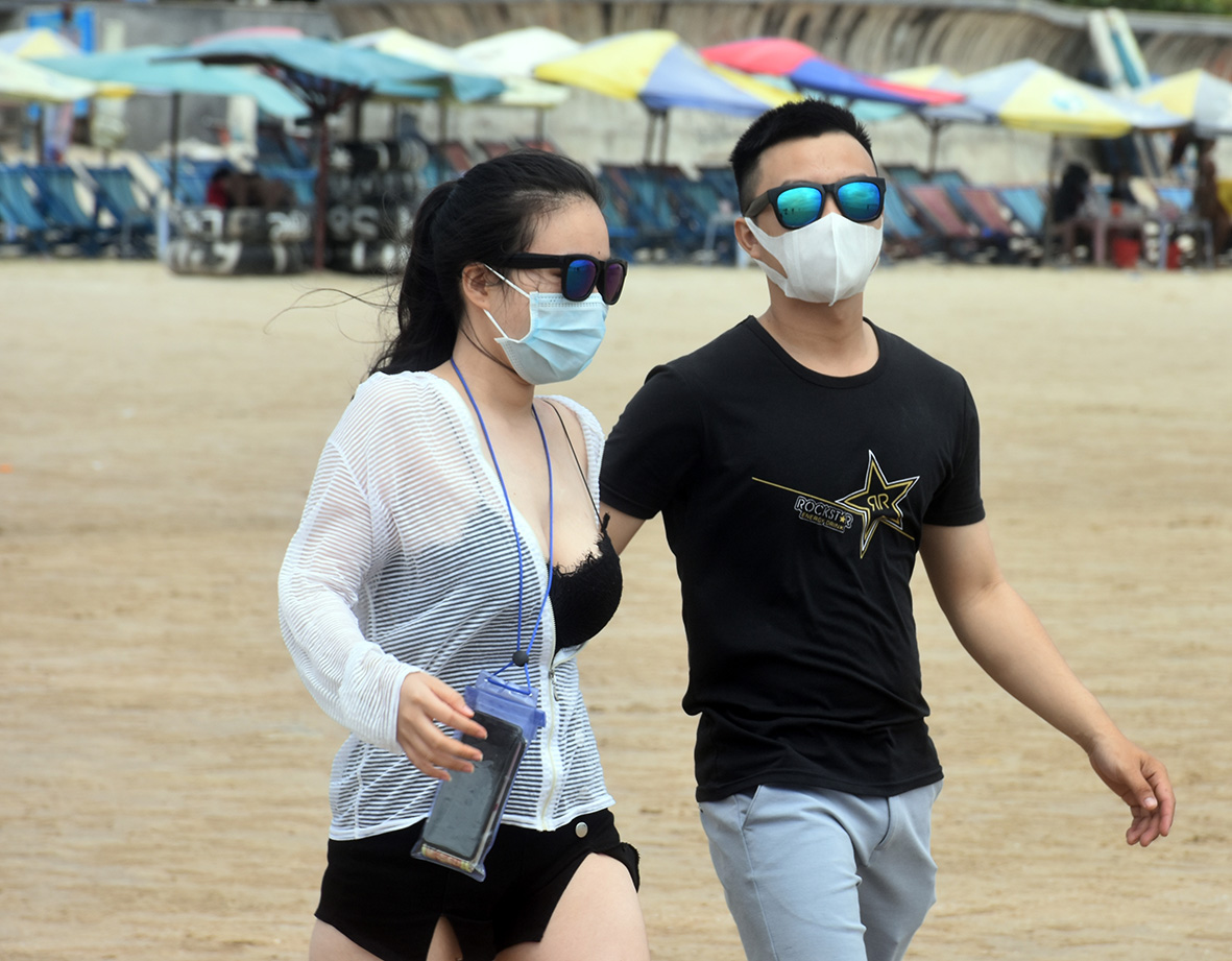 Một cặp đôi đeo khẩu trang phòng, chống dịch trong khi dạo biển Vũng Tàu.