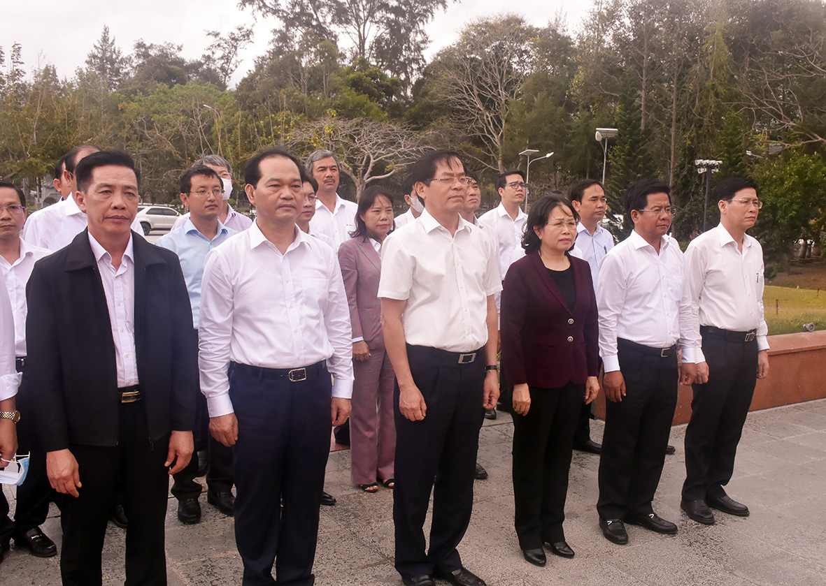 Lãnh đạo tỉnh tưởng niệm các anh hùng liệt sĩ tại Nghĩa trang Hàng Dương, huyện Côn Đảo.