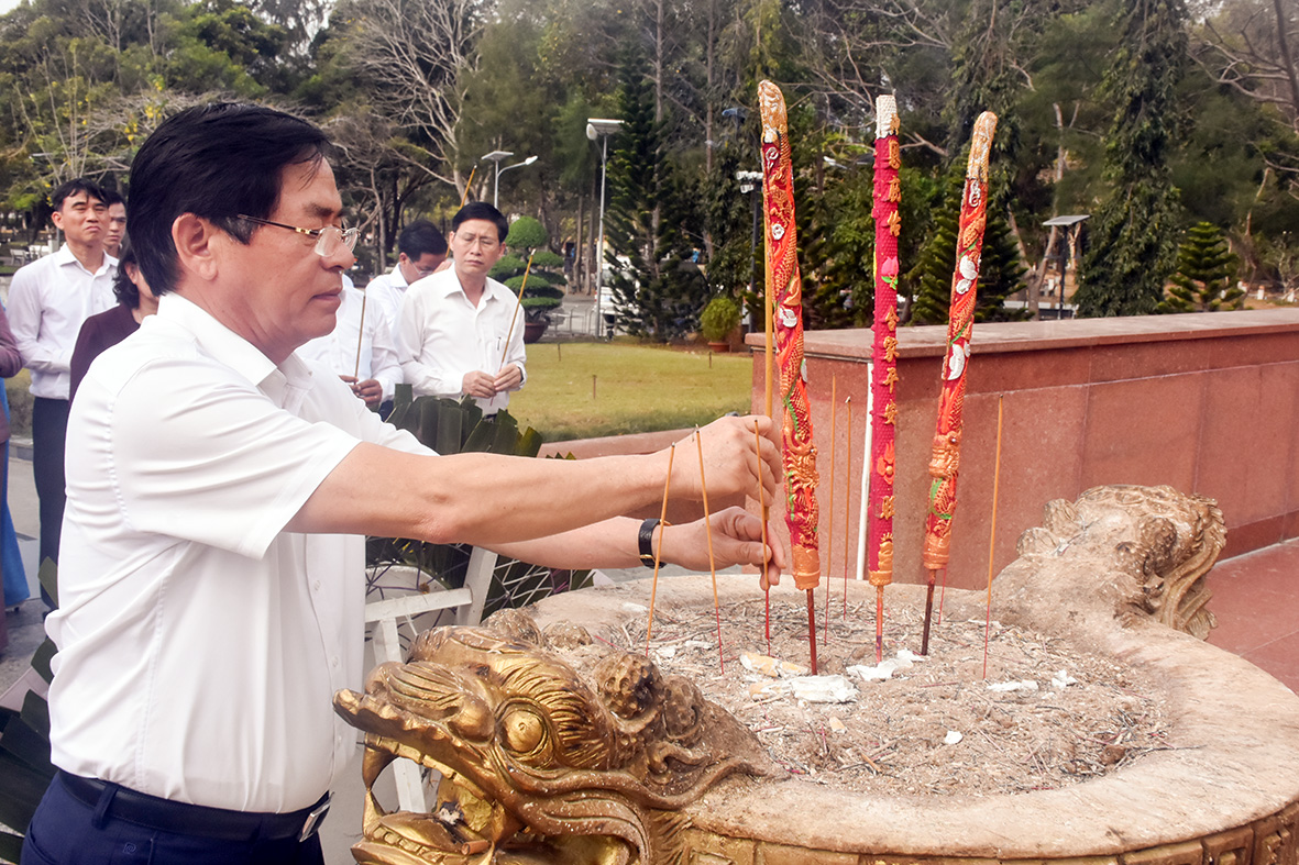 Ông Phạm Viết Thanh, Ủy viên Trung ương Đảng, Bí thư Tỉnh ủy dâng hương tại Nghĩa trang Hàng Dương, huyện Côn Đảo.