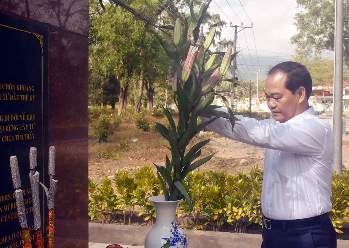 Ông Mai Ngọc Thuận, Ủy viên Ban Thường vụ Tỉnh ủy, Phó Chủ tịch HĐND tỉnh dâng hoa tưởng niệm tại Nghĩa trang Hàng Keo.