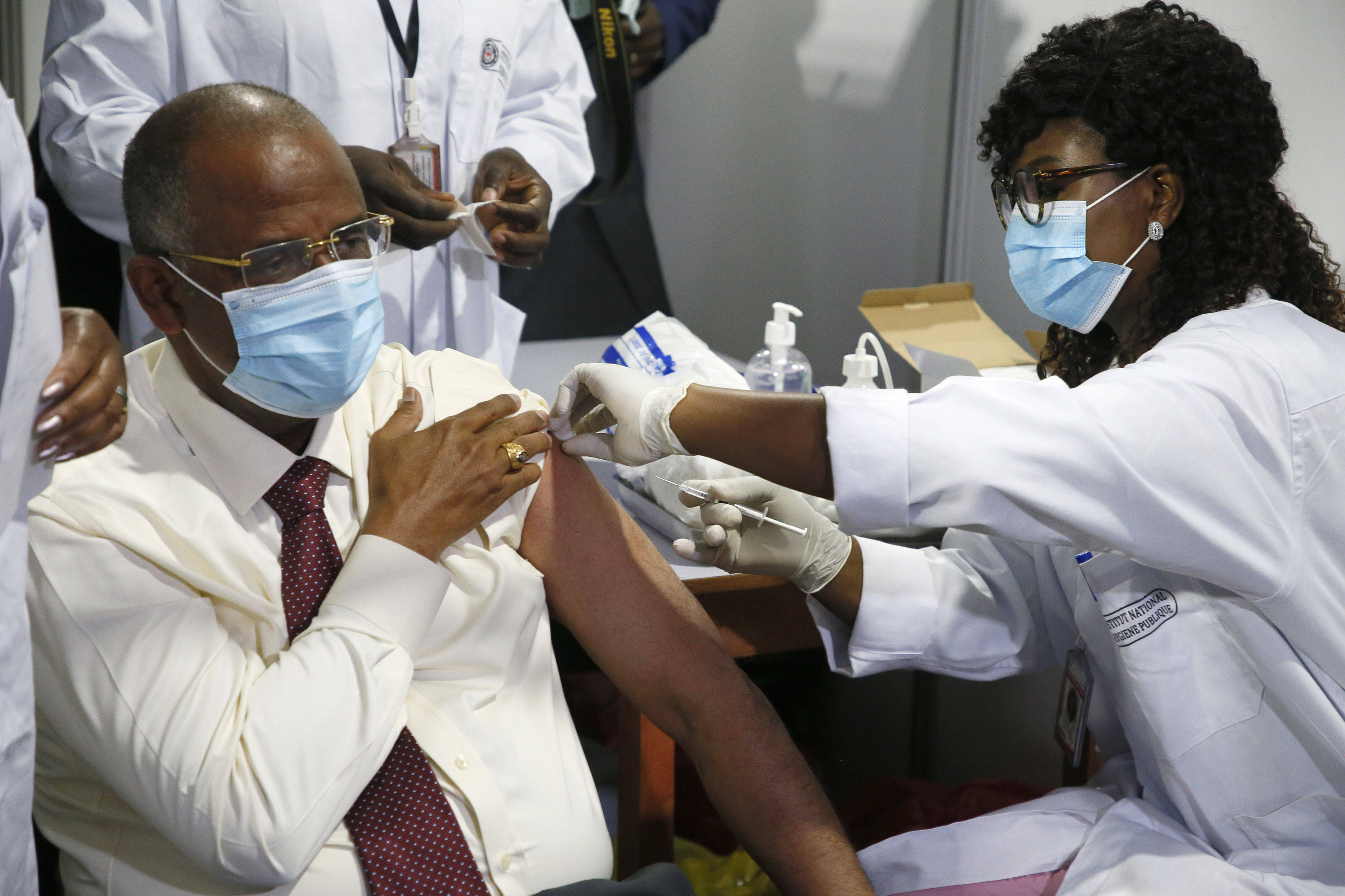 Một quan chức chính phủ Cote d’Ivoire được tiêm vắc xin ngừa COVID-19 cung cấp theo chương trình COVAX. 