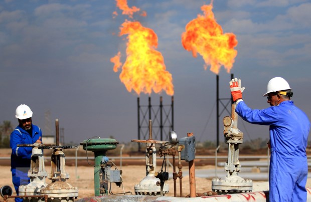 Công nhân làm việc tại một cơ sở khai thác dầu  của Saudi Arabia. 