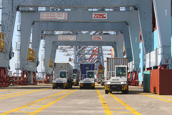 Xếp dỡ hàng xuất nhập khẩu tại Cảng CMIT.