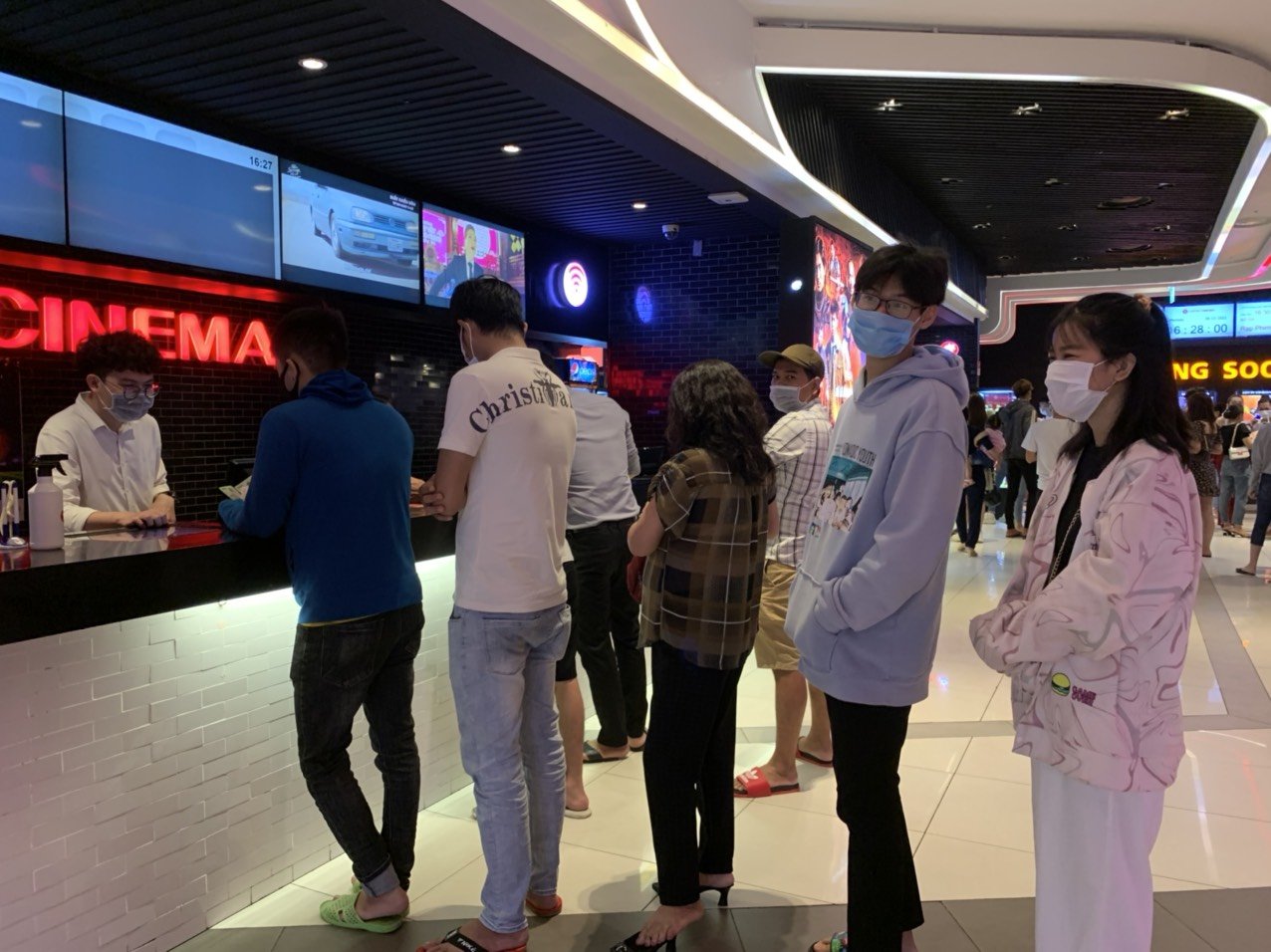 Khách xếp hàng mua vé xem phim tại Rạp Lotte Cinema Vũng Tàu (siêu thị Lotte Mart, đường 3/2, TP.Vũng Tàu).