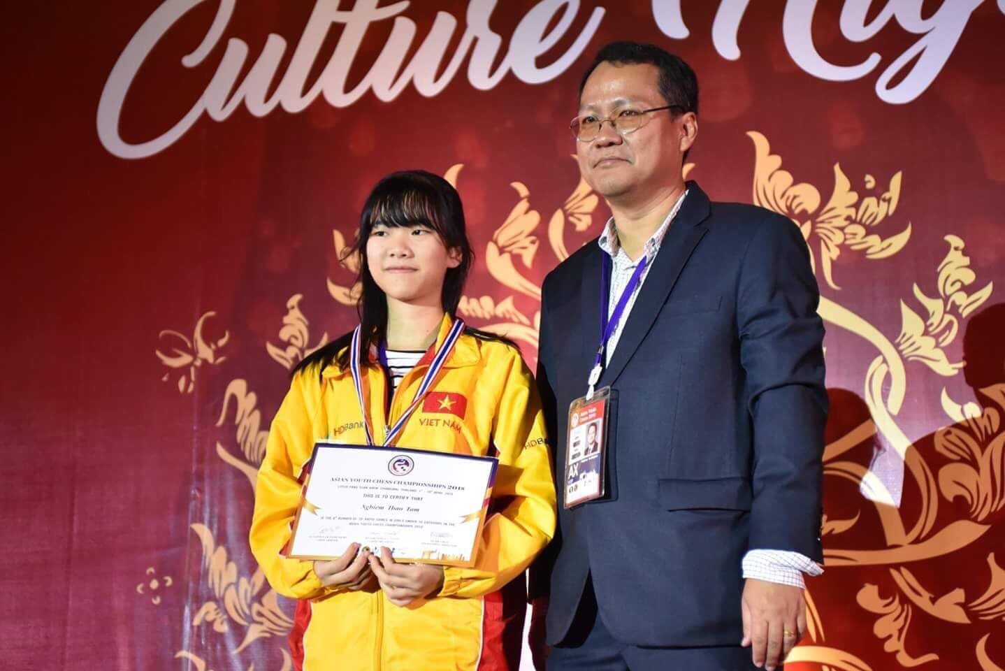 Nghiêm Thảo Tâm nhận HCV giải Cờ vua trẻ quốc tế năm 2019.