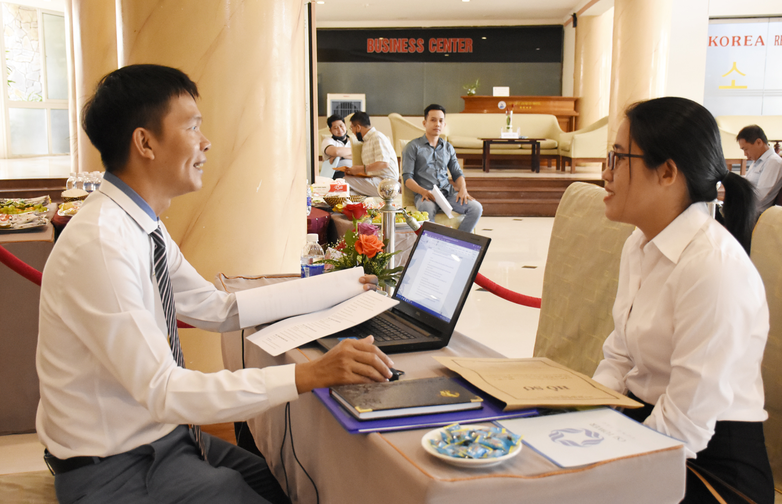 Ông Quách Nguyễn Trường Giang, Phó Tổng Giám đốc DIC Tourism phỏng vấn ứng viên tại ngày hội tuyển dụng. 