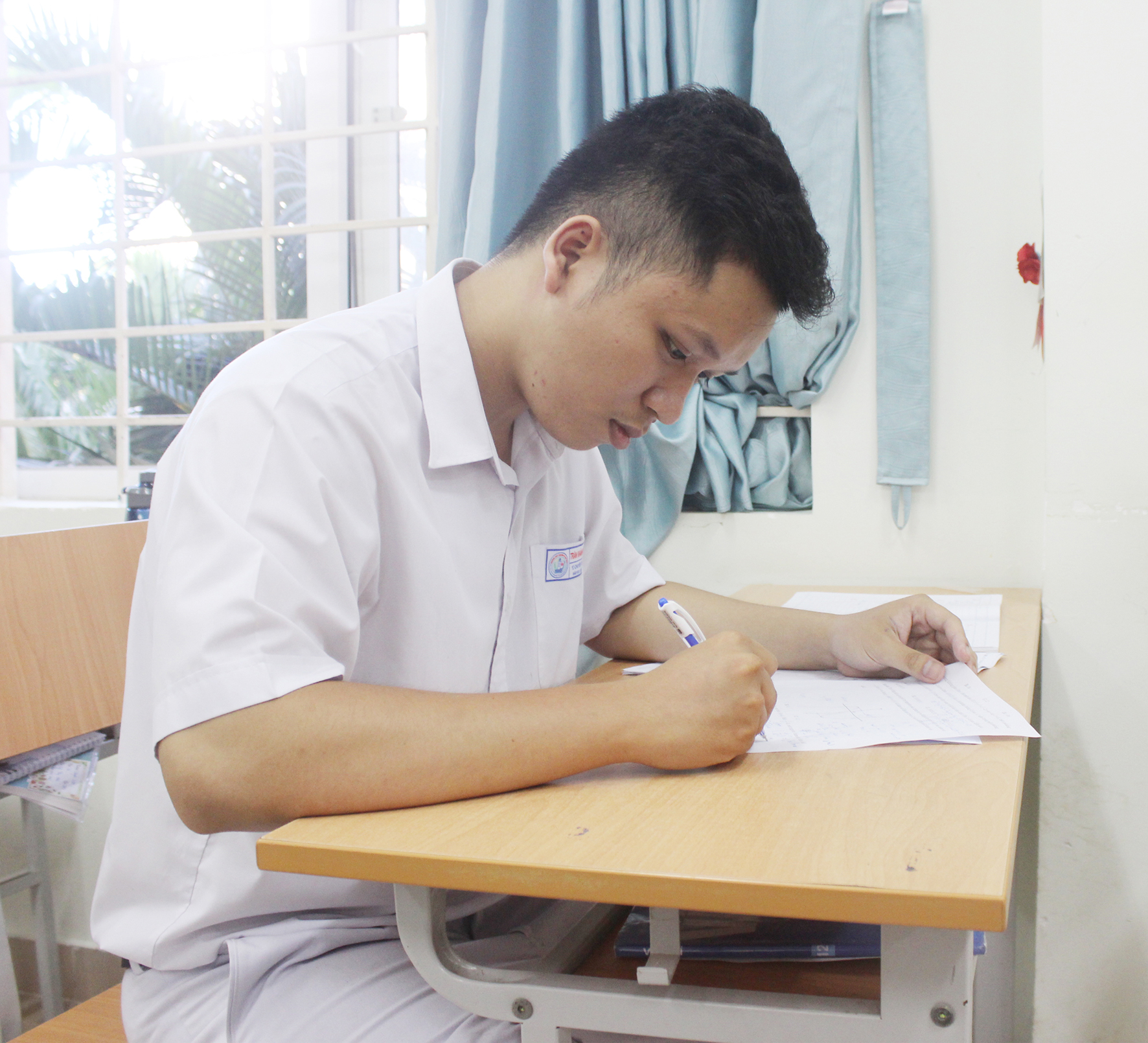 Em Trần Khánh Bằng, HS lớp 12 chuyên Toán 1 Trường THPT chuyên Lê Quý Đôn giành học bổng tài năng 80% của VinUni. Ảnh: KHÁNH CHI