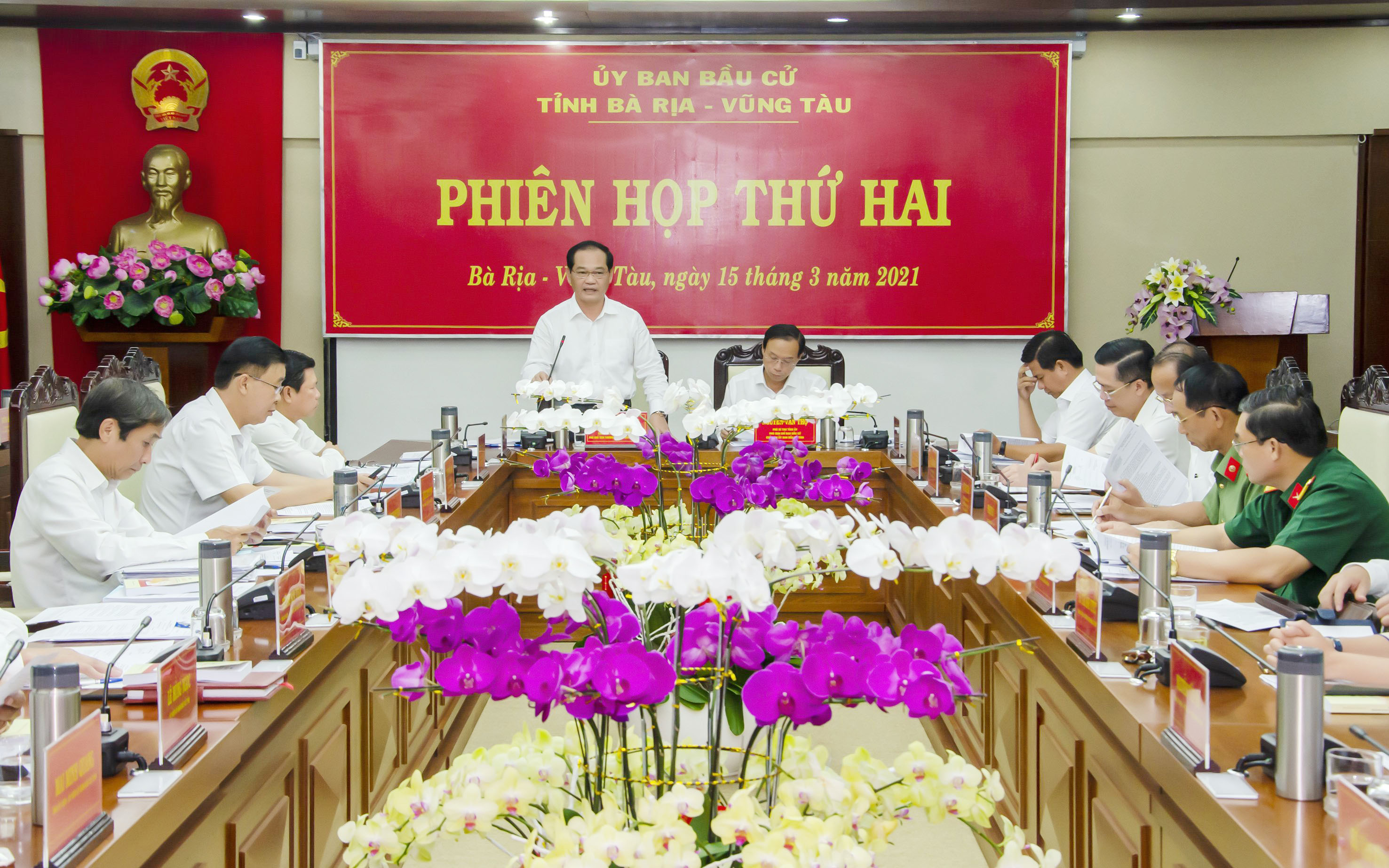 Ông Mai Ngọc Thuận, Phó Chủ tịch HĐND tỉnh, Phó Trưởng Ban Thường trực Ủy ban bầu cử tỉnh nhấn mạnh các nhiệm vụ trọng tâm mà các đơn vị phải chủ động thực hiện trong thời gian tới tại Phiên họp thứ hai, Ủy ban bầu cử tỉnh. 