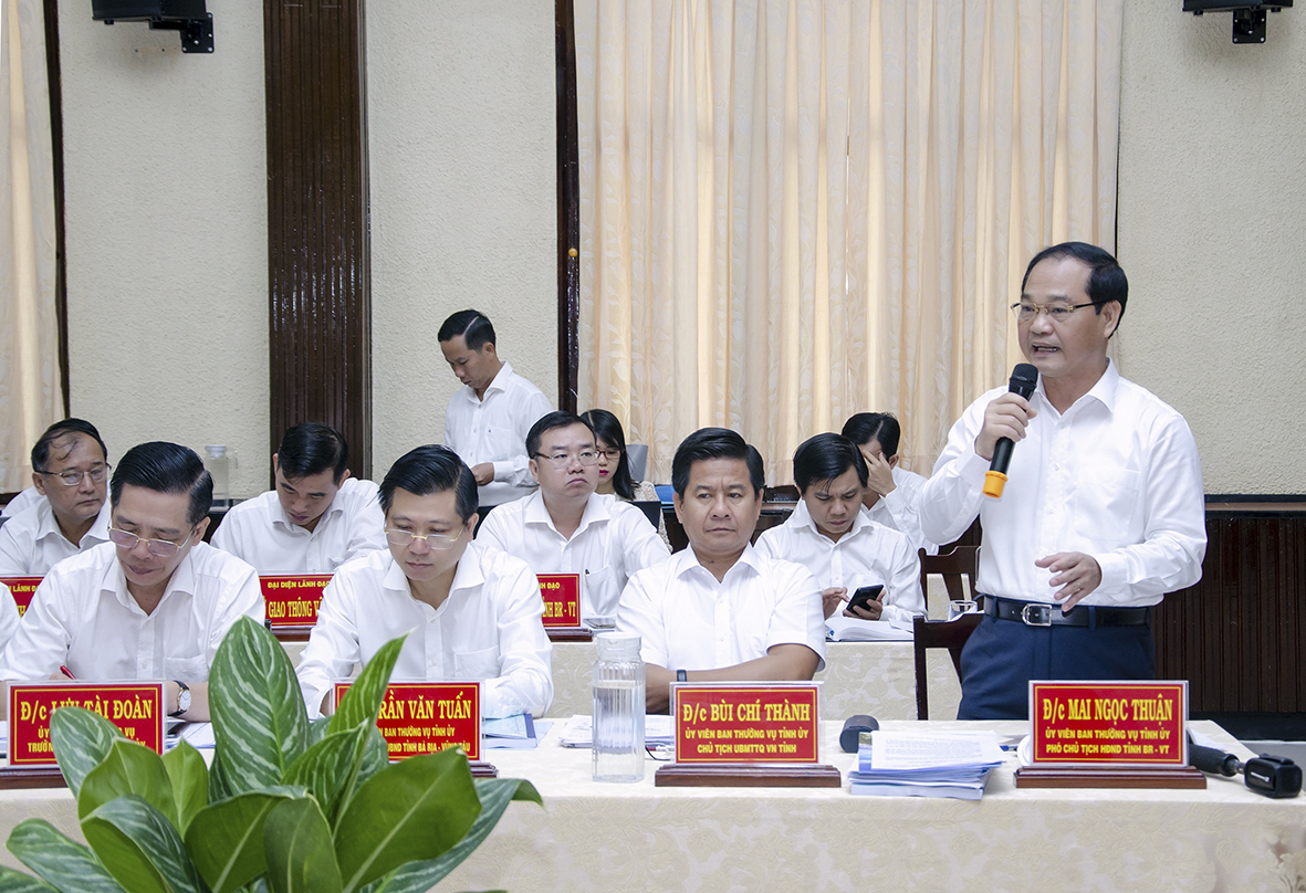 Ông Mai Ngọc Thuận, Ủy viên Ban Thường vụ Tỉnh ủy, Phó Chủ tịch HĐND tỉnh phát biểu gởi mở các giải pháp giúp TP. Vũng Tàu tháo gỡ những khó khăn, vướng mắc.