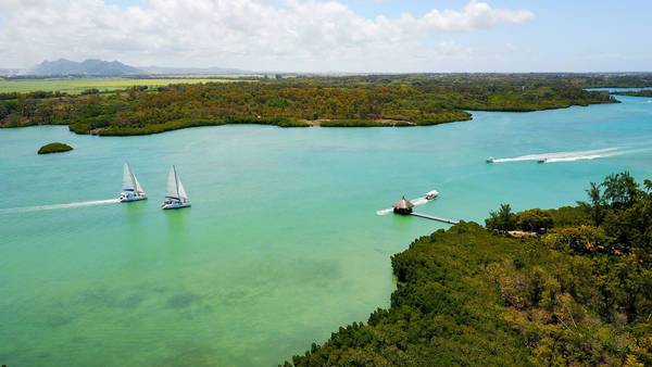 Biển ở Mauritius xanh ngắt và trong vắt.