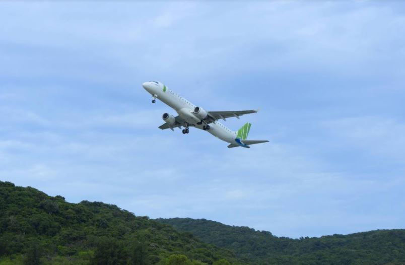 Máy bay của hãng hàng không Bamboo Airways cất cánh rời Côn Đảo.