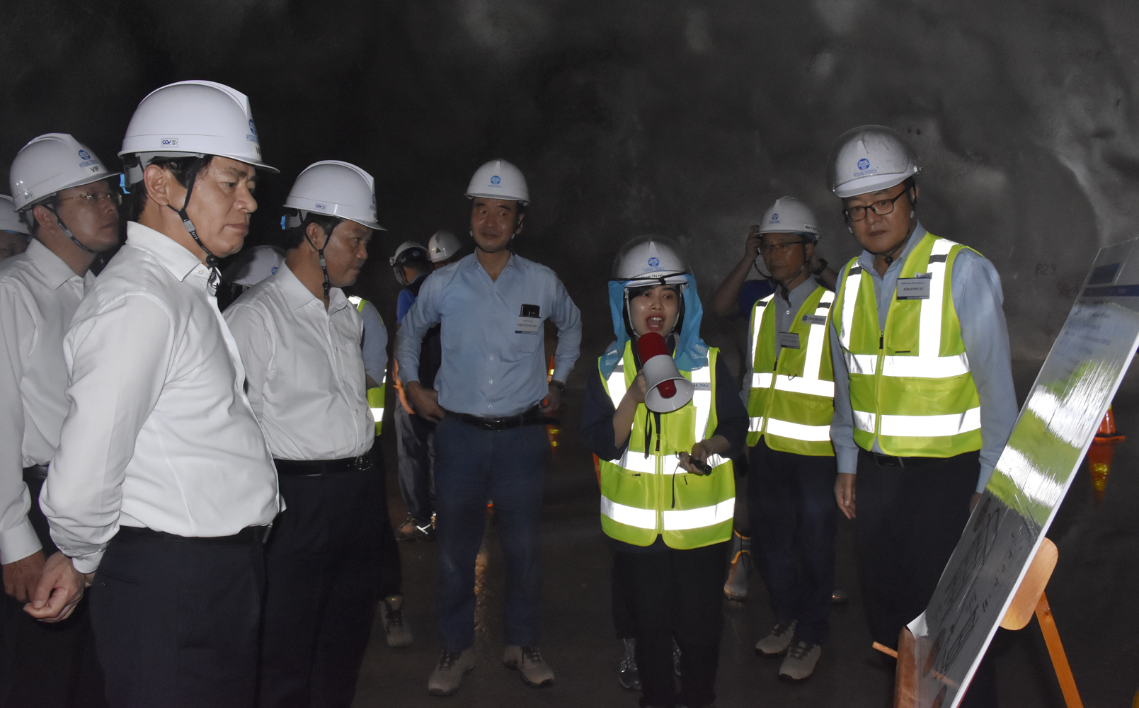 Bí thư Tỉnh ủy Phạm Viết Thanh và Đoàn Công tác tham quan kho ngầm chứa khí hóa lỏng LPG có độ sâu 200m của Dự án Nhà máy sản xuất Polypropylene và Kho ngầm chứa khí hóa lỏng LPG Hyosung.
