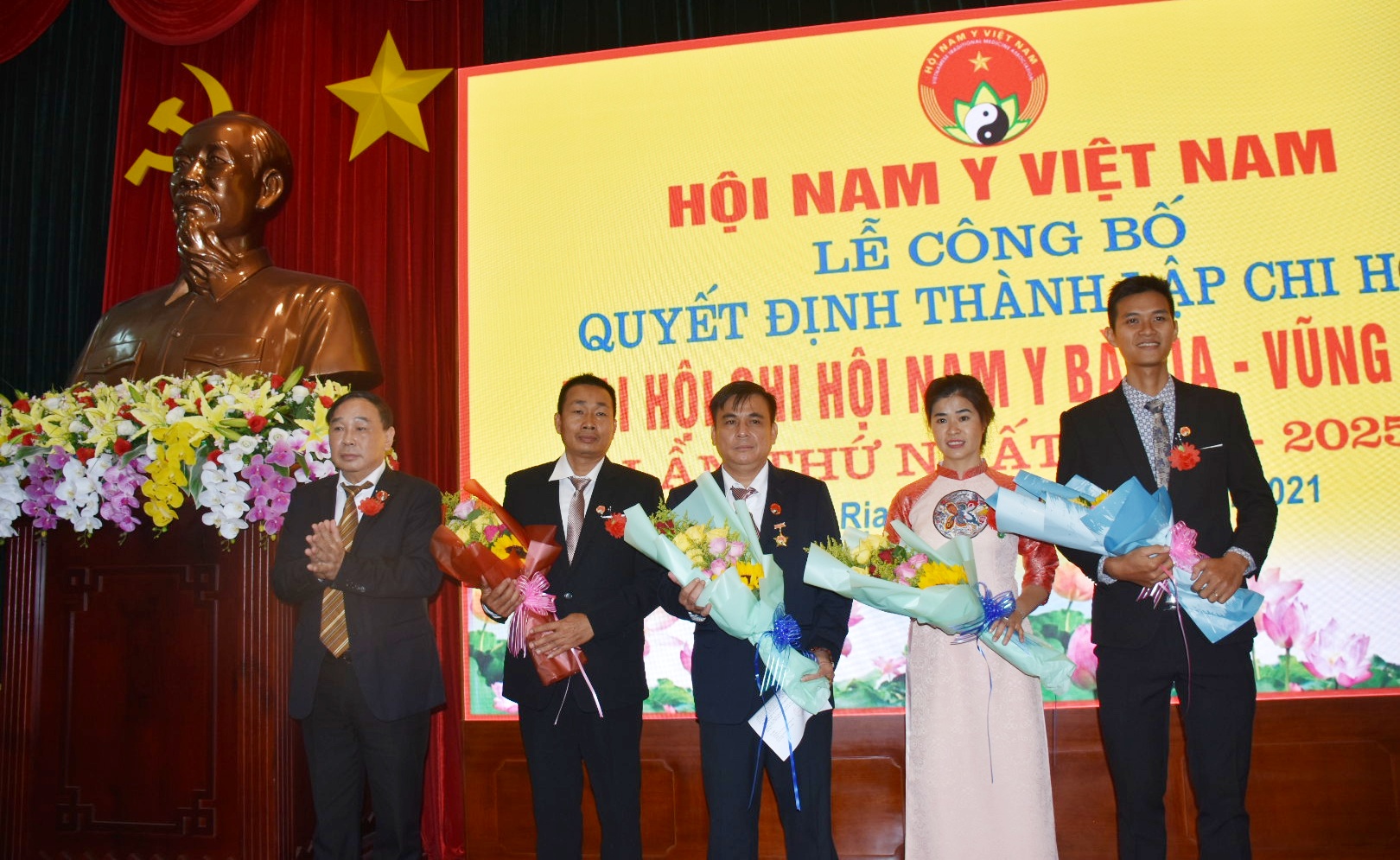 Đại diện Hội Nam y Việt Nam tặng hoa chúc mừng Chi Hội Nam y BR-VT. 