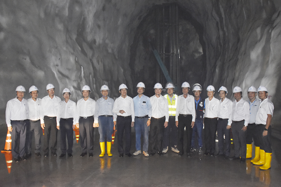 Đoàn công tác Thường trực Tỉnh uỷ chụp ảnh lưu niệm tại kho ngầm chứa LPG của Công ty TNHH Hóa chất Hyosung Vina. Ảnh: ĐĂNG KHOA