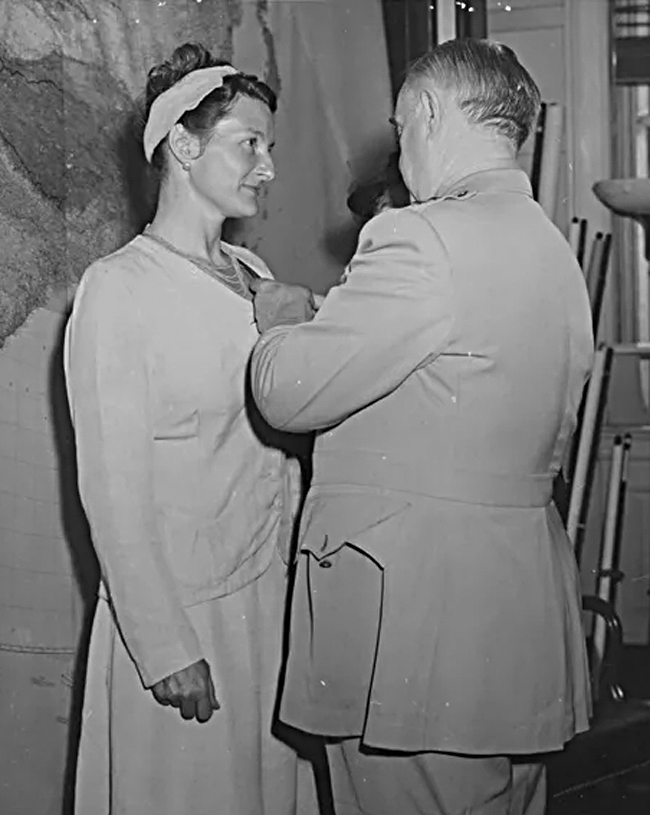 Bức hình hiếm hoi chụp Hall khi được tướng Donovan, chỉ huy OSS  trao huân chương.