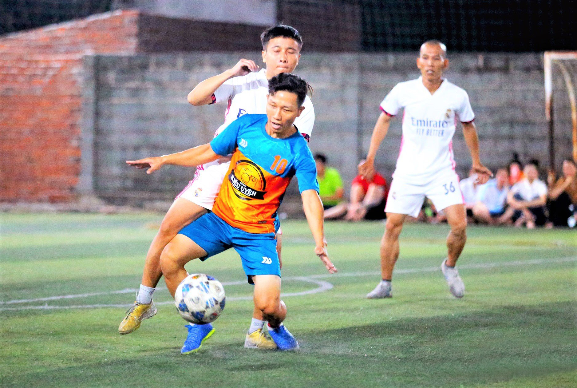Pha tranh chấp bóng trong trận chung kết giữa đội Studio Kiều Uyên với FC Alibaba.