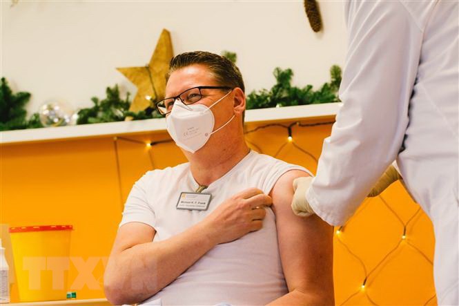 Nhân viên y tế được tiêm vắc xin phòng COVID-19 tại Cologne, Đức.