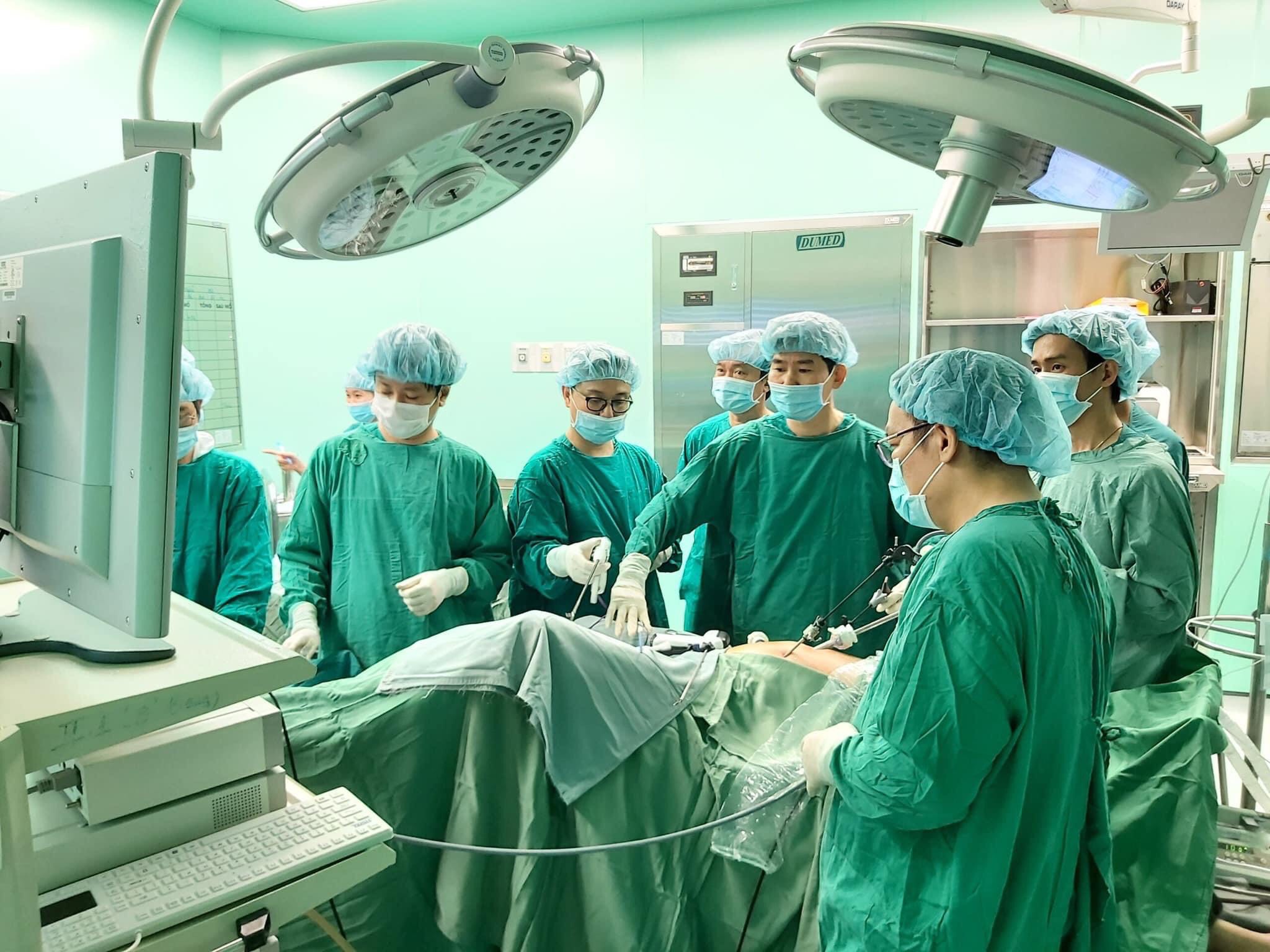 Bác sĩ Lâm Việt Trung, Trưởng Khoa Ngoại Tiêu hóa, BV Chợ Rẫy tham gia cùng êkip bác sĩ BV Bà Rịa  phẫu thuật nội soi cắt đại tràng cho bệnh nhân tại BV Bà Rịa.