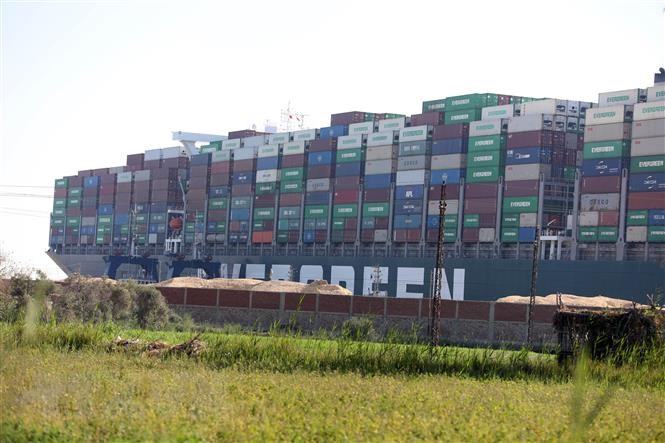 Siêu tàu container Ever Given bị mắc cạn tại kênh đào Suez, Ai Cập, ngày 27/3/2021.