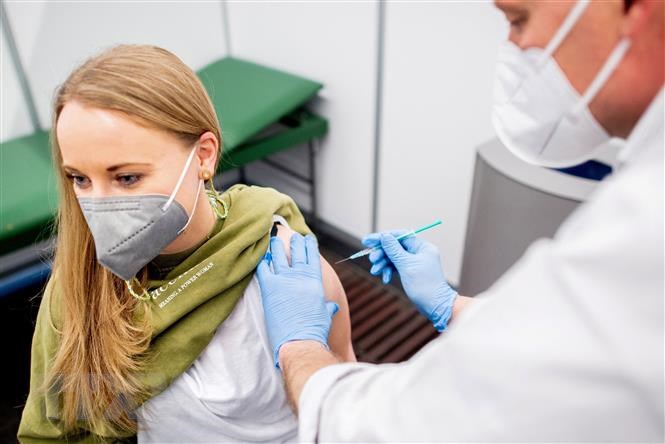 Nhân viên y tế tiêm vắc xin ngừa COVID-19 cho người dân tại Bremen (Đức),  ngày 26/2/2021. 