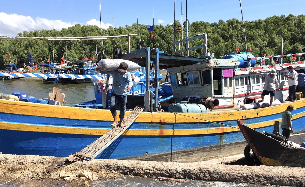 Thu nhập bấp bênh nên lao động nghề biển ngày càng giảm. Trong ảnh: Ngư dân xã Lộc An vận chuyển thủy sản lên bờ sau chuyến ra khơi.