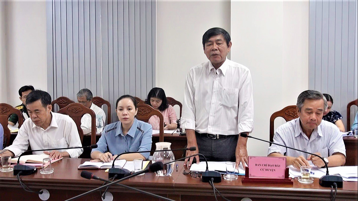 Ông Phạm Sơn Hùng, Phó Chủ tịch HĐND huyện Long Điền, Phó Chủ tịch Thường trực UBBC huyện báo cáo công tác chuẩn bị bầu cử với Đoàn kiểm tra.