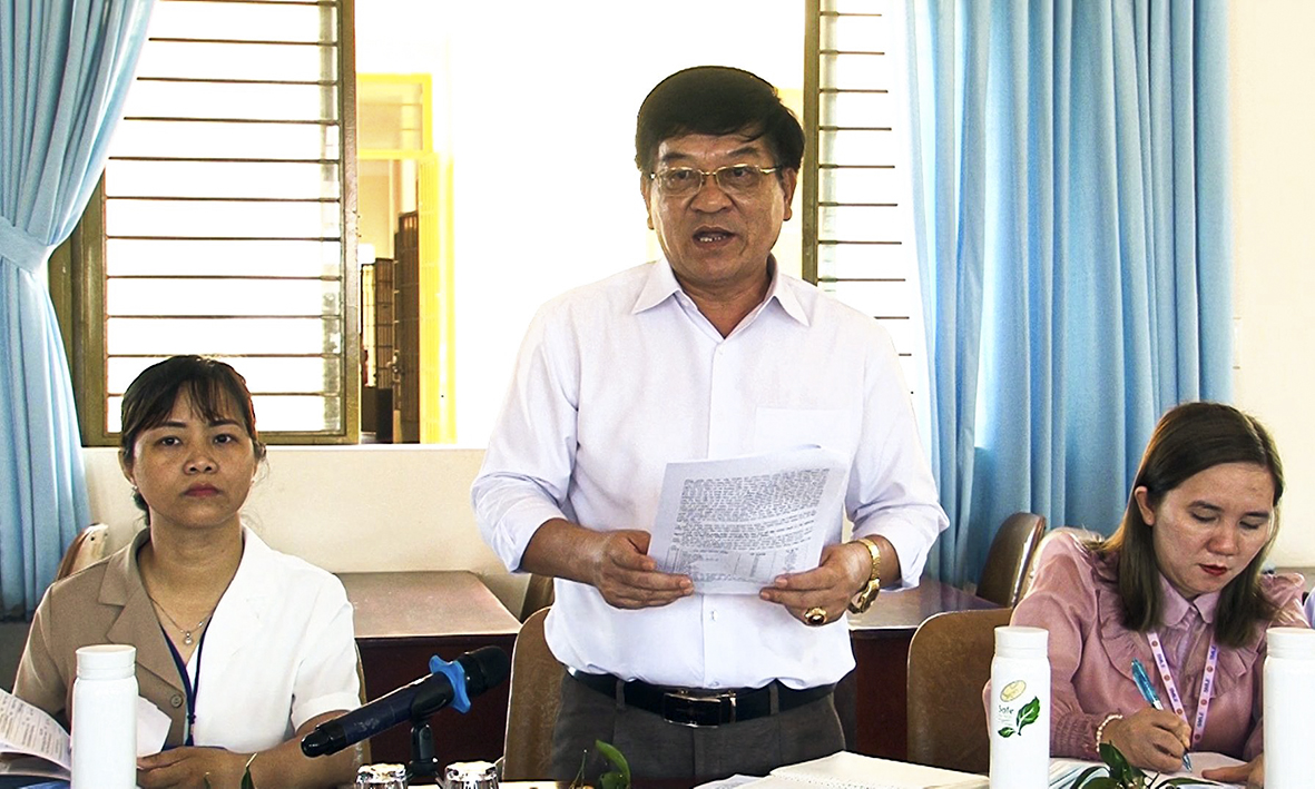 Ông Nguyễn Văn Nhân, Bí thư Đảng ủy xã Bình Ba, Chủ tịch UBBC xã báo cáo về công tác chuẩn bị bầu cử tại Bình Ba.