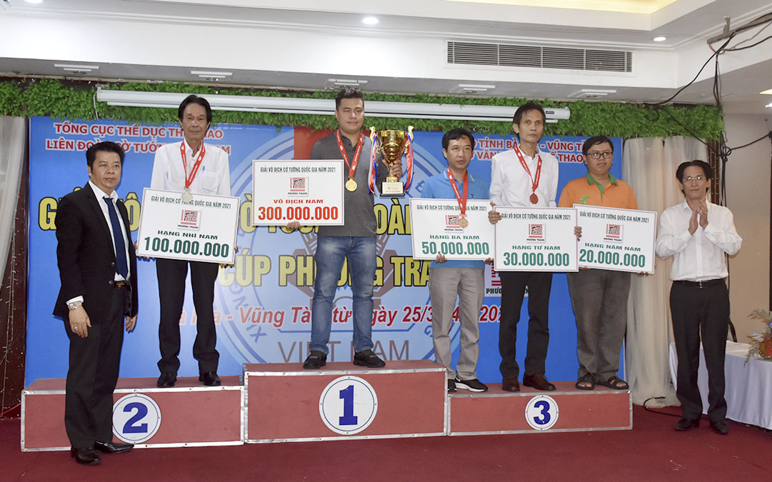 Ban tổ chức trao giải cho các kỳ thủ đạt huy chương ở nội dung cờ tiêu chuẩn nam.