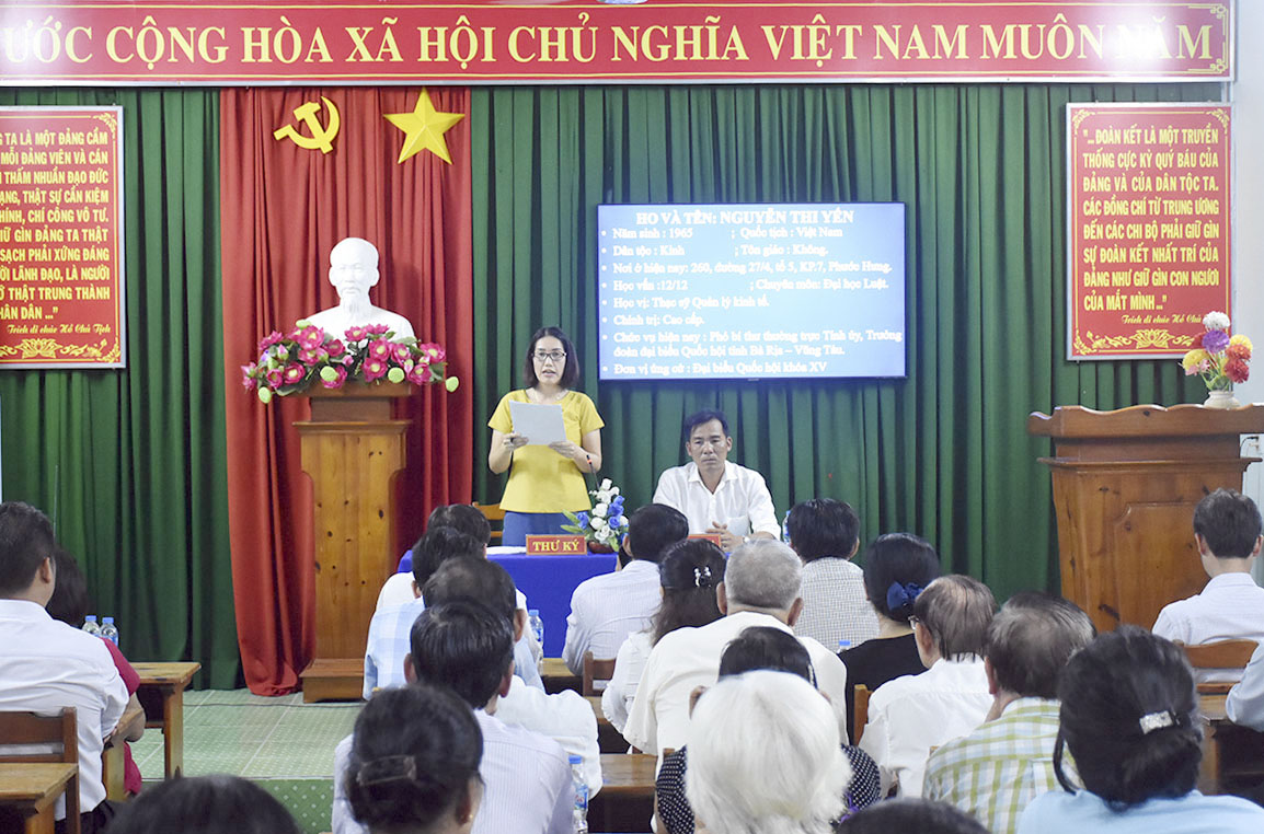 Thư ký Hội nghị giới thiệu với cử tri về tiểu sử và quá trình công tác của bà Nguyễn Thị Yến, Phó Bí thư Thường trực Tỉnh ủy, Trưởng Đoàn ĐBQH tỉnh.
