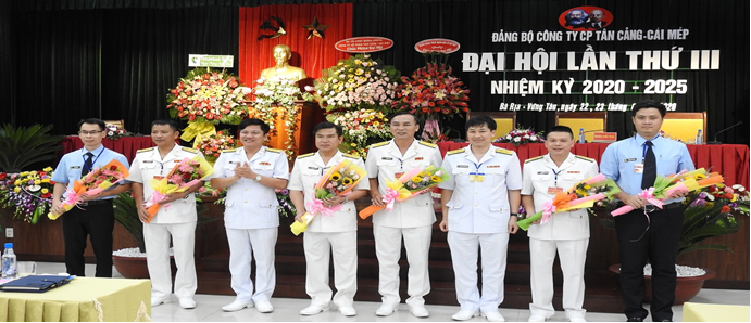  Đại Tá Trần Hoài Nam - Tân Chủ tịch HĐQT Công ty CP Tân cảng Cái Mép Thị Vải-Bà Rịa-Vũng Tàu (người đứng thứ 5 từ trái qua).