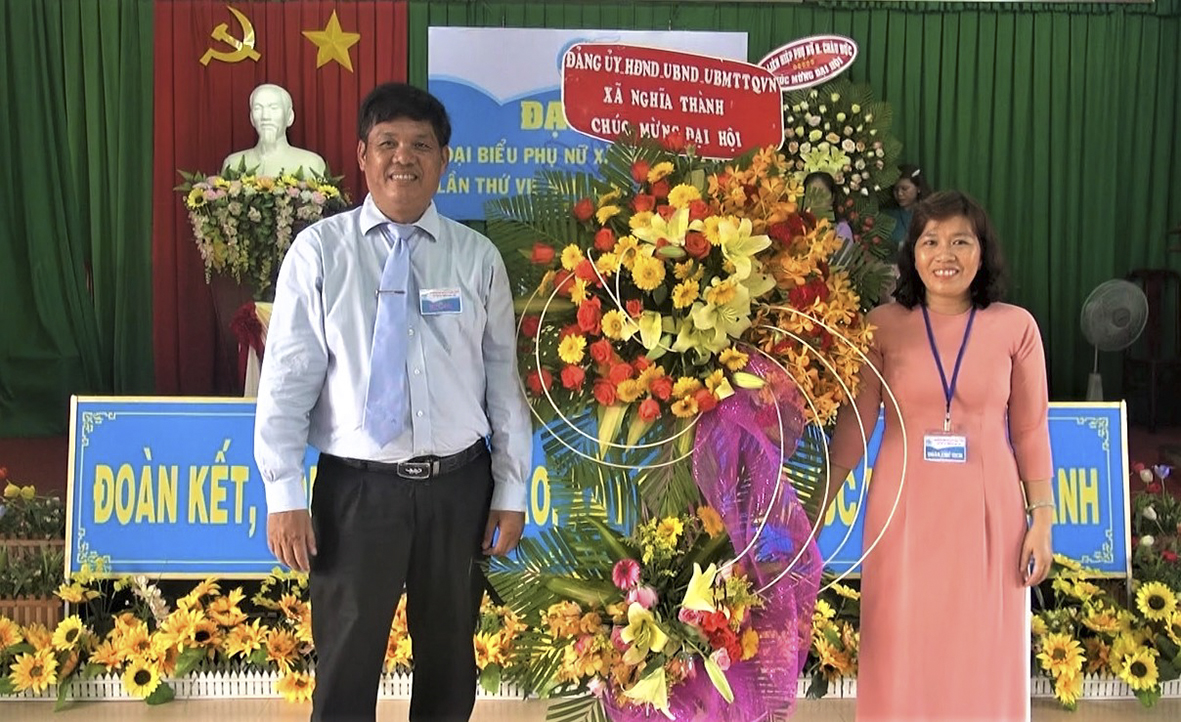 Ông Trần Bé, Bí thư Đảng ủy xã Nghĩa Thành tặng hoa chúc mừng Đại hội.