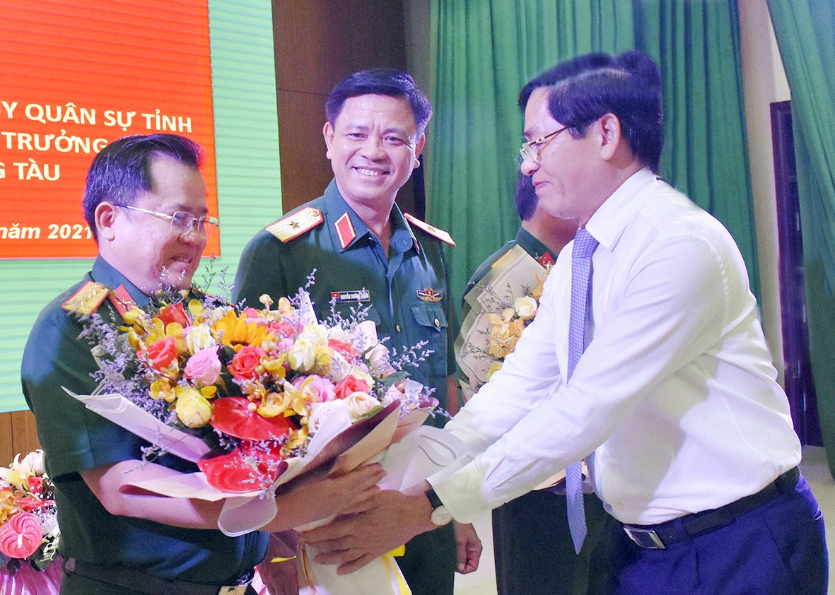 Ông Phạm Viết Thanh, Ủy viên Trung ương Đảng, Bí thư Tỉnh ủy, Bí thư ĐUQS tỉnh tặng hoa, chúc mừng Đại tá Nguyễn Tâm Hùng được bổ nhiệm giữ chức vụ Chỉ huy trưởng Bộ CHQS tỉnh.