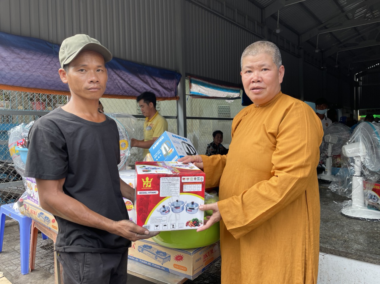 Ni sư Thích Nữ Tiến Liên, Trưởng Ban từ thiện xã hội Giáo hội Phật giáo Việt Nam tỉnh, Trụ trì Tịnh xá Ngọc Đức trao tặng quà cho các gia đình bị thiệt hại do hoả hoạn.