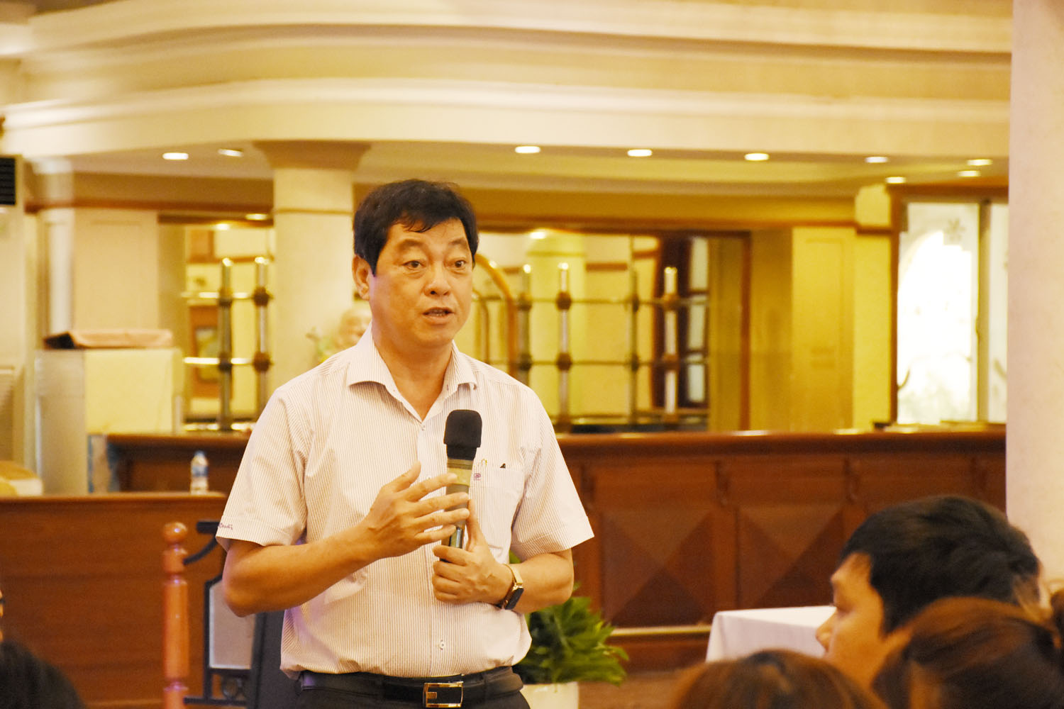 Ông Trần Đình Khoa, Ủy viên Ban Thường vụ Tỉnh uỷ, Bí thư Thành ủy Vũng Tàu trò chuyện với các DN.