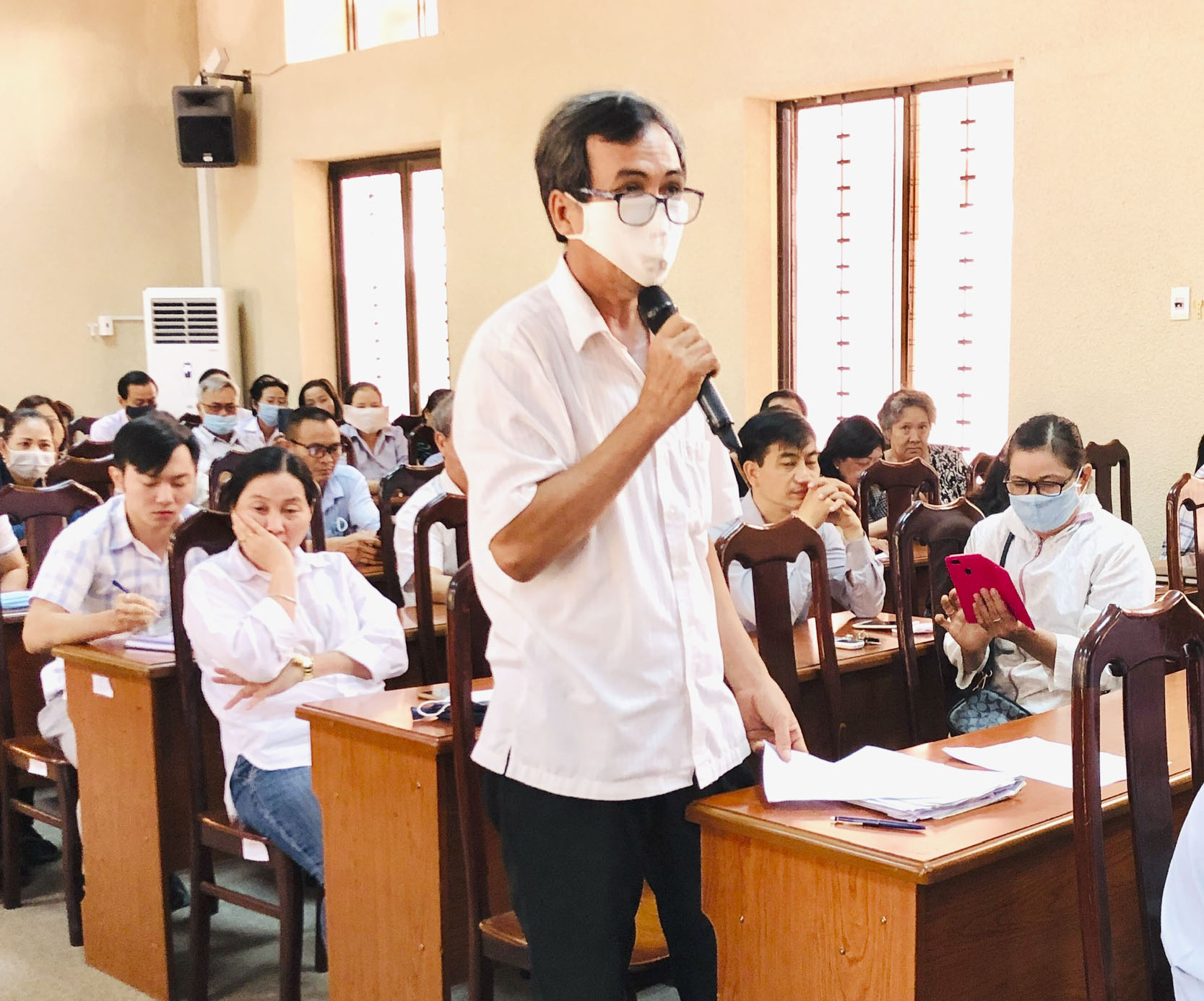 Cử tri Trần Thanh Tâm, khu dân cư số 9, huyện Côn Đảo phát biểu ý kiến tại buổi TXCT.