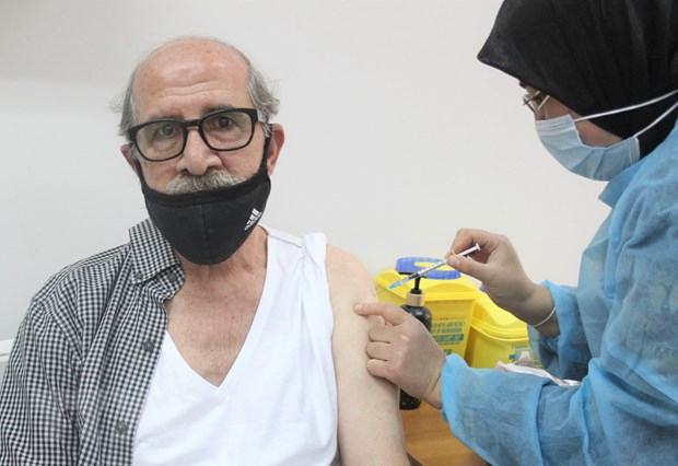 Nhân viên y tế tiêm vắc xin ngừa COVID-19 cho người dân tại Tripoli, Liban, ngày 6/4/2021.