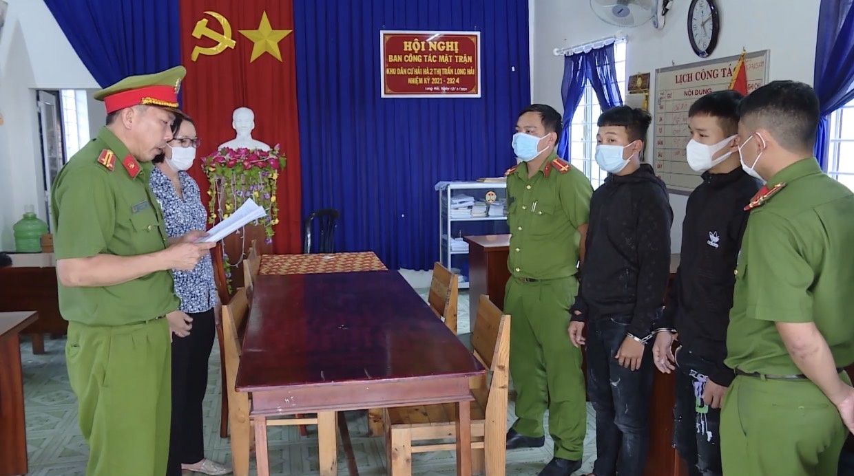 Công an huyện Long Điền đọc quyết định bắt 2 bị can trong số 21 đối tượng gây ra vụ án cố ý gây thương tích cho Nguyễn Thành D.